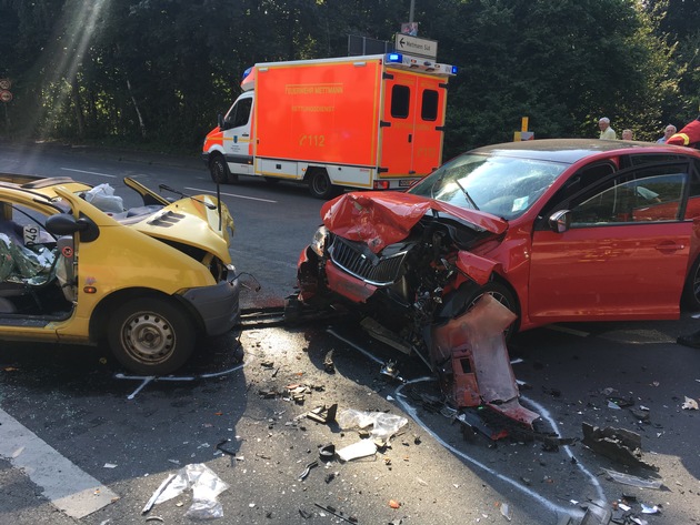 FW Mettmann: Verkehrsunfall mit eingeklemmter Person