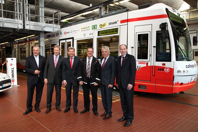 Elektromobilitätsprojekt &quot;colognE-mobil&quot; zeigt Präsenz: Neue KVB-Bahn weist auf das Projekt hin - Partner ziehen erste Bilanz (FOTO)