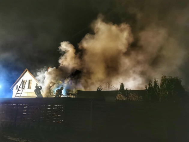 FW-RD: Feuer in Fockbek - 60 Einsatzkräfte im Einsatz In Rendsburger Straße, in Fockbek, kam es gestern (10.04.2020) zu einem Feuer in einem Wohnhaus