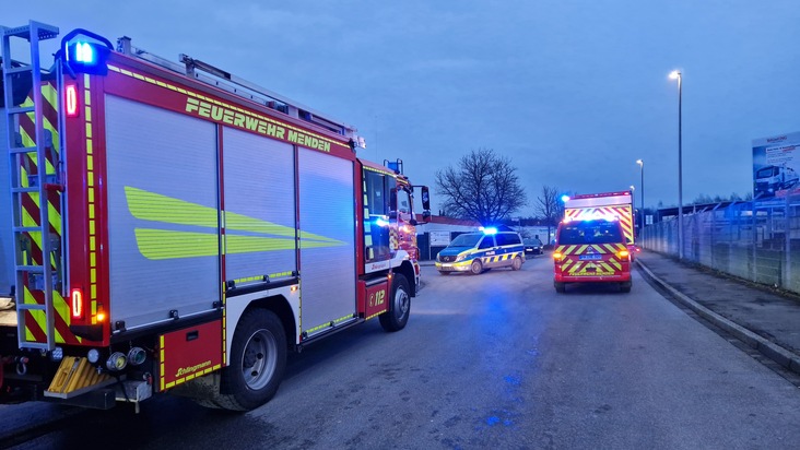 FW Menden: Verstorbene Person nach Brand in Werkstatt