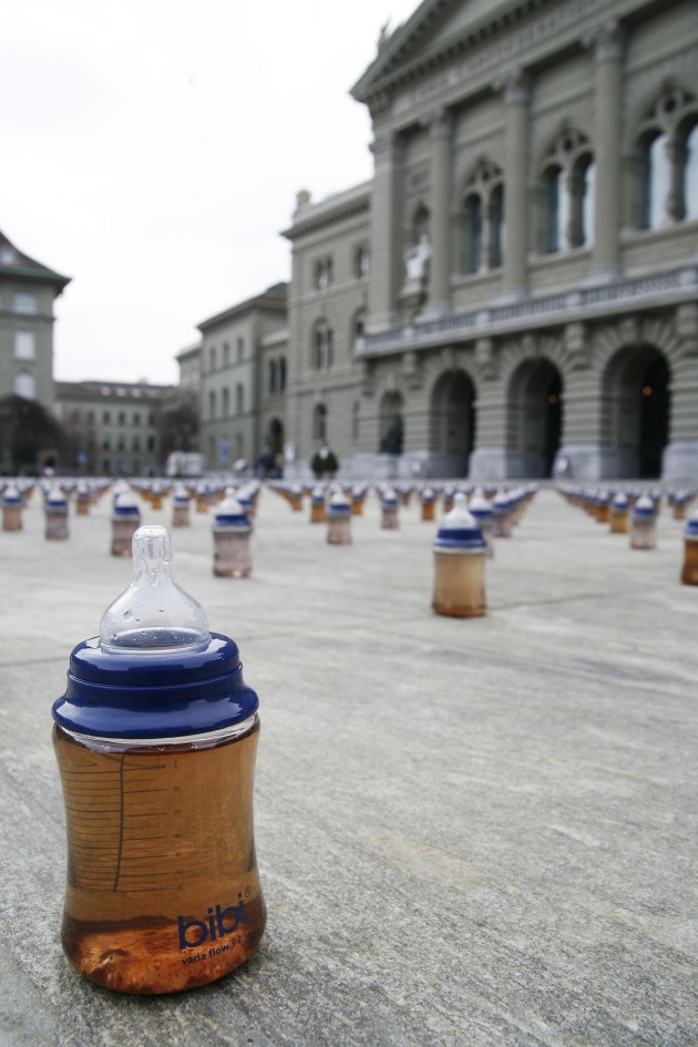 Wassernot tötet Kinder: Helvetas Mahnmal auf dem Bundesplatz