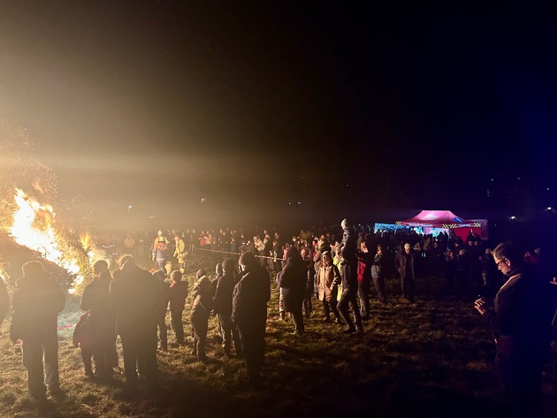 FW Weinheim: Fastnachtshaufen in Oberflockenbach häJugendfeuerwehr hält an fest