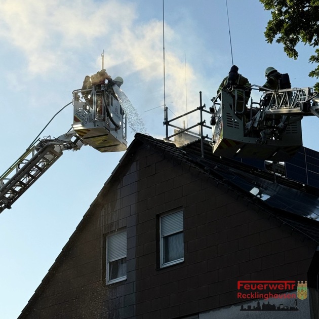 FW-RE: Dachstuhlbrand in Recklinghausen-Röllinghausen - keine Verletzten