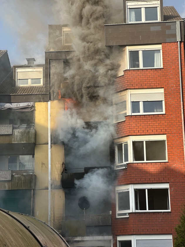 FW-DO: Feuer breitet sich im Mehrfamilienhaus über die Balkone auf 4 Etagen aus