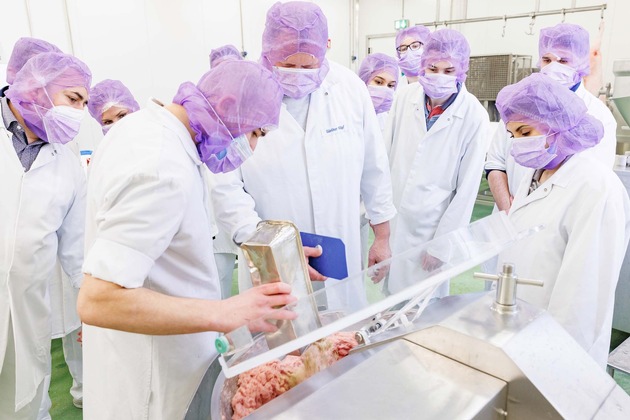 Auszubildende übernehmen die Wurstproduktion im Kaufland-Fleischwerk Heilbronn
