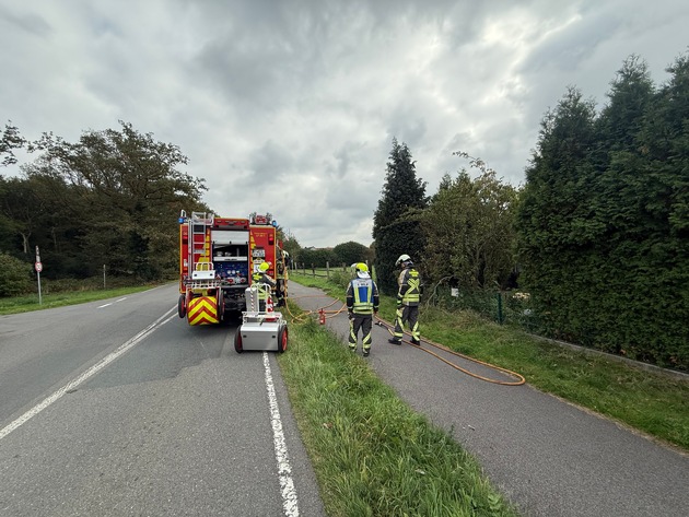 FW Hünxe: Brand einer Gartenlaube - Anwohner verhindern Schlimmeres
