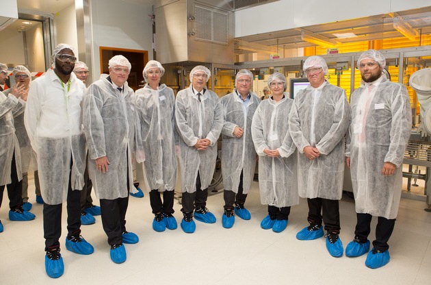 Gesundheitsminister Hermann Gröhe besucht Ebola-Impfstoffproduktion in Burgwedel