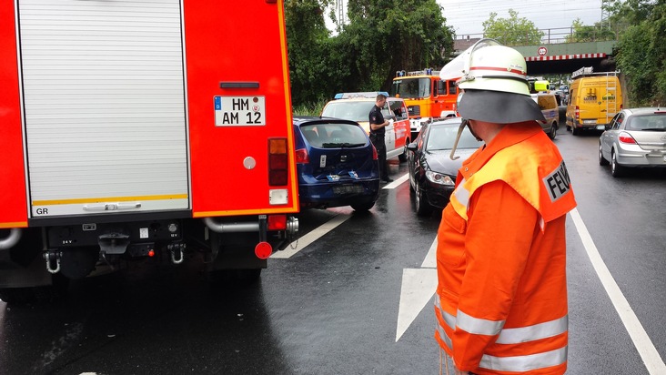 POL-HM: Schwerer Verkehrsunfall mit Beteiligung eines Feuerwehreinsatzfahrzeuges / 6 Personen zum Teil schwer verletzt