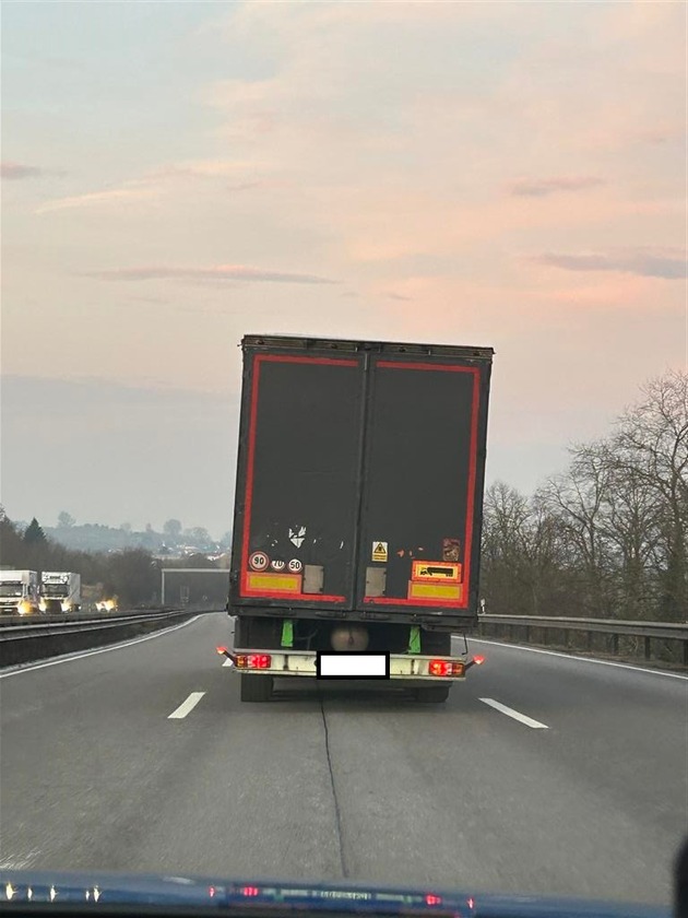 POL-VDMZ: Sattelzug aufgrund gefährlicher Mängel aus dem Verkehr gezogen - Schlimmeres verhindert