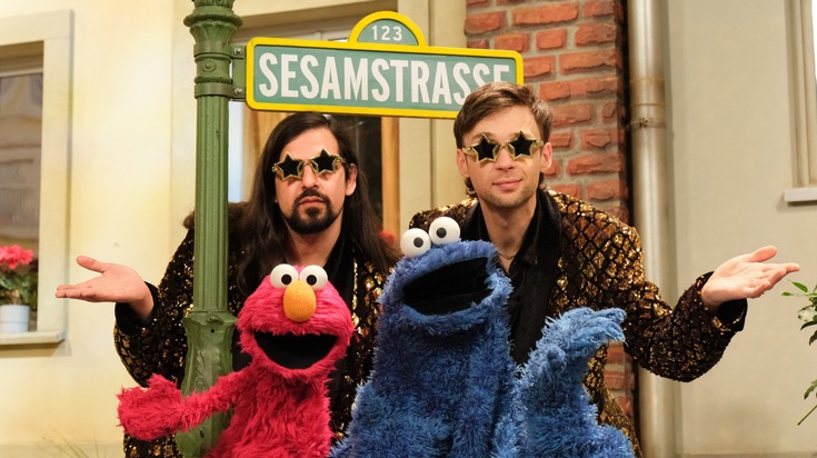 NDR dreht neue Folgen für die Sesamstraße: Ernie, Bert und Co. treffen auf Riccardo Simonetti und Siegfried &amp; Joy