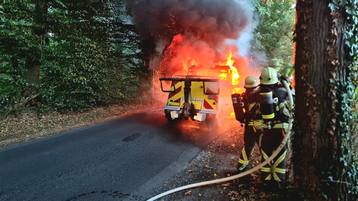 FW Bocholt: Fahrzeugbrand auf der Schloßallee - Feuerwehr Bocholt im Einsatz