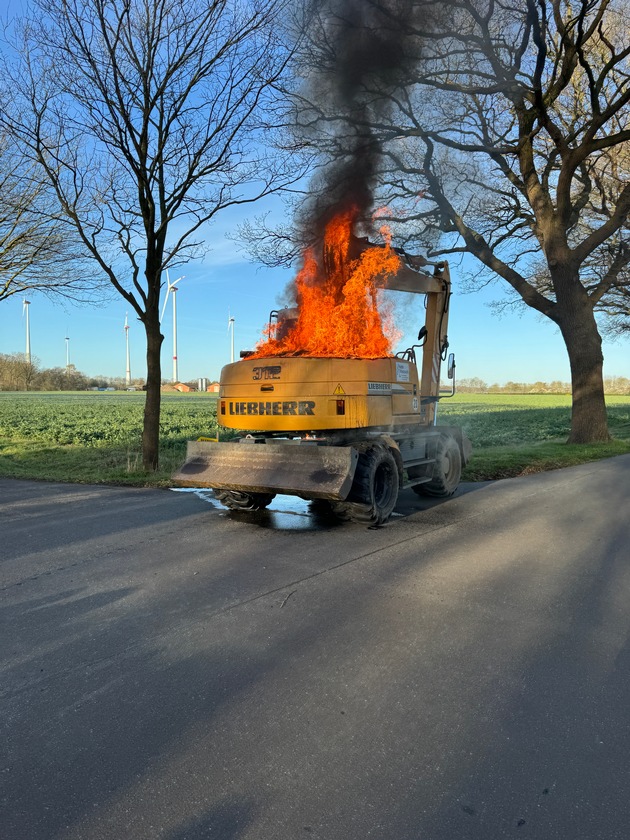 FW-OLL: Brennender L&ouml;ffelbagger - schneller L&ouml;scheinsatz der Feuerwehr