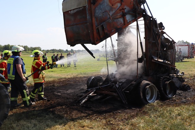 FW-SE: Feuer einer Rundballenpresse während Erntearbeiten in Wakendorf II