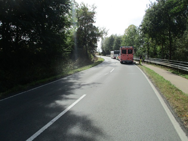 POL-HM: Schulbusfahrer verhindert Frontalzusammenstoß - Unfallverursacher gesucht!