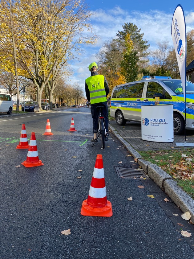 POL-DO: Kooperation von Polizei Dortmund und ADFC: 100 Piktogramm-Sticker sollen Sicherheit für Radfahrerinnen und Radfahrer erhöhen