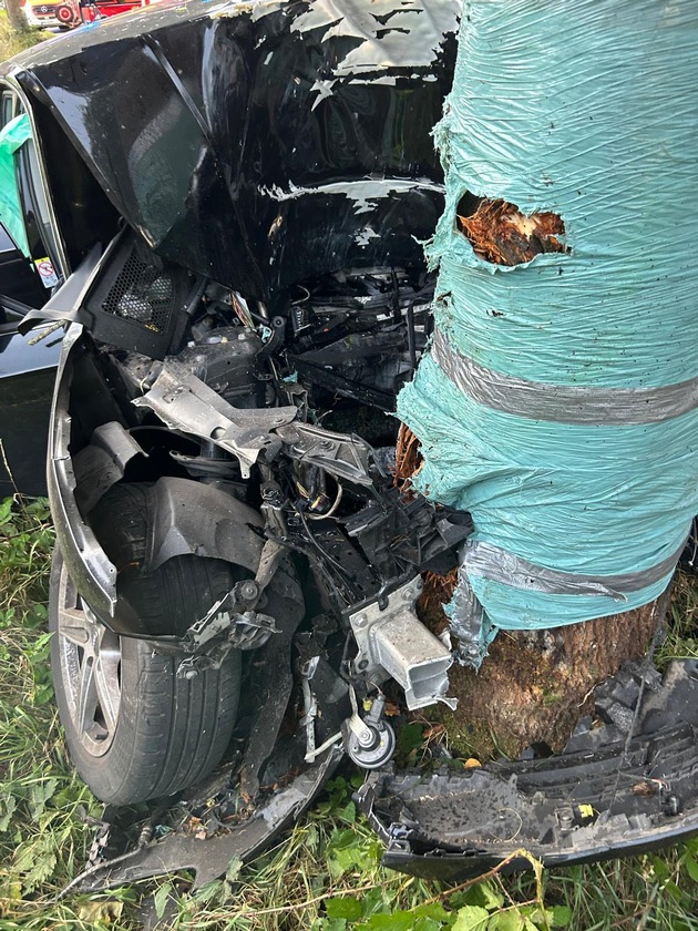 POL-STD: 18-jähriger Fahrer bei Unfall in Brest schwer verletzt, Einbrecher im Imbissbereich des Freibades Hollen-Twielenfleth, 83-jähriger Senior in der Nähe vom Stader Bahnhof beraubt - Polizei sucht Zeugen