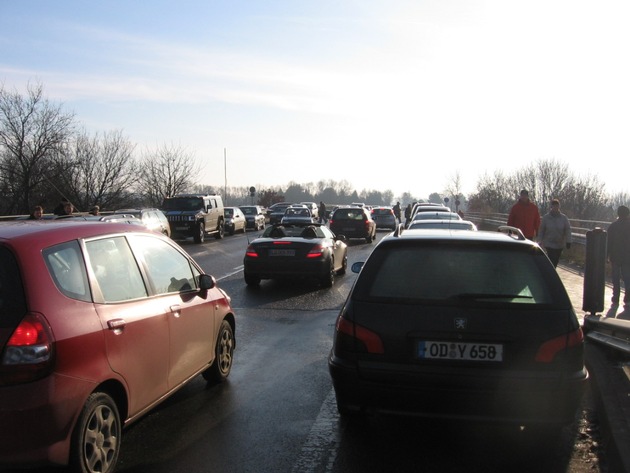 POL-WL: 1. Verkehrschaos auf der Elbbrücke (B404)