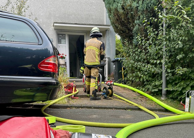 FW-E: Kellerbrand in Essen-Überruhr - Menschenrettung über Drehleiter