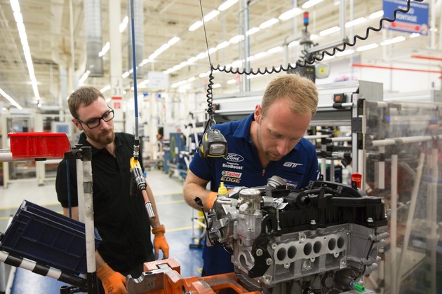 27-millionster Motor läuft im Ford-Werk in Köln vom Band: Ford GT-Rennfahrer Stefan Mücke baut zum Jubiläum mit