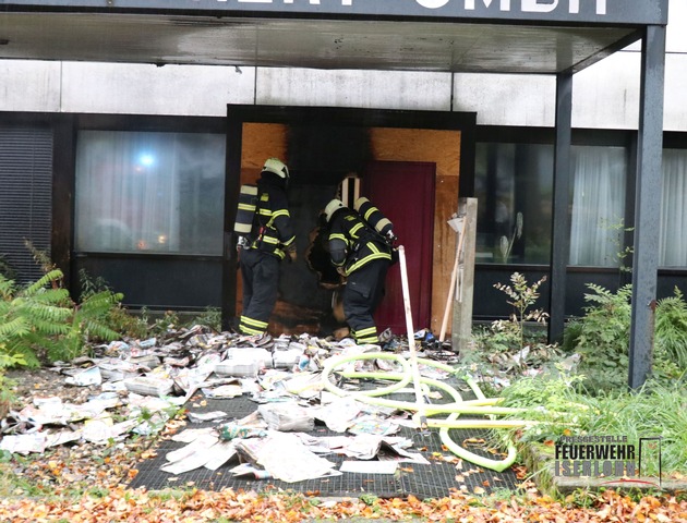 FW-MK: Zeitungspakete brennen am Gebäude