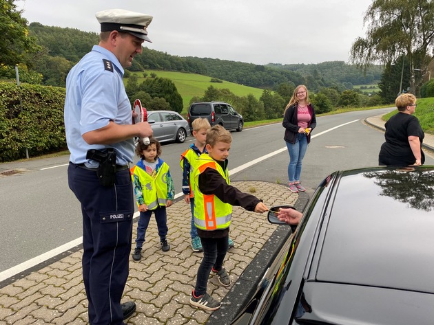 POL-SI: Geschwindigkeitskontrolle: Kindergartenkinder verteilen Smileys an Autofahrer - #polsiwi