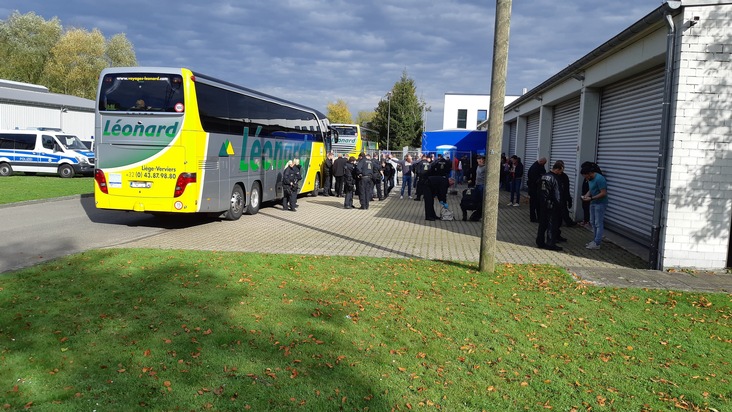 BPOL NRW: Bundespolizei überwacht die Einreise von Standard Lüttich Fans anlässlich des UEFA Europa
League #UEL Spiels in Frankfurt #SGESTA