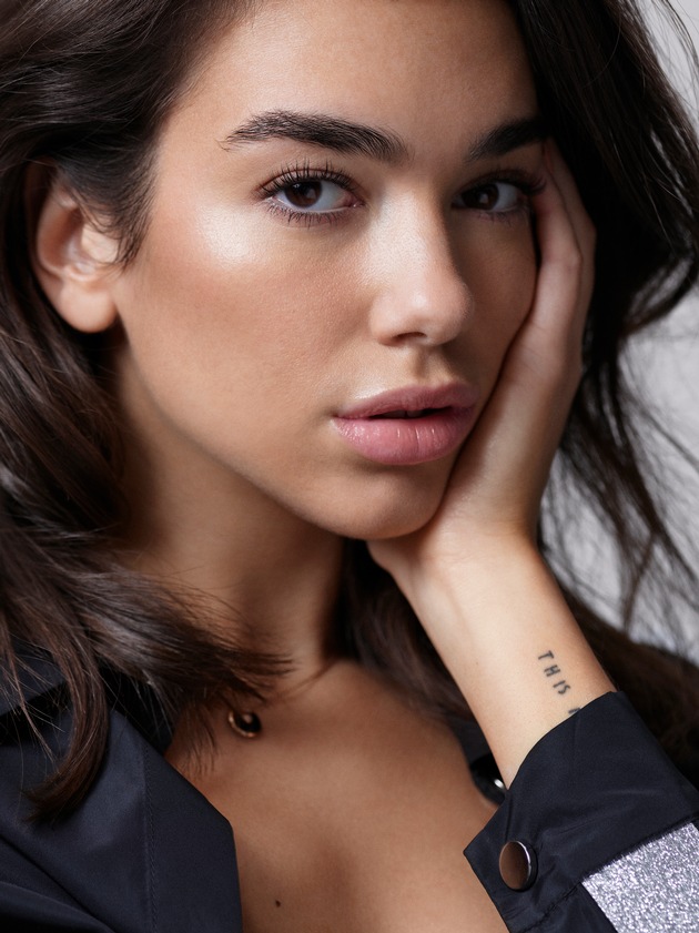 DUA LIPA knackt mit ihrer aktuellen Single &quot;New Rules&quot; die Nummer 1 der englischen Charts