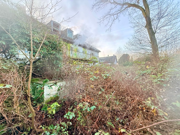 FW Ratingen: Brand in leerstehendem Geb&auml;ude in Ratingen-H&ouml;sel / Feuerwehr Ratingen mehrere Stunden im Einsatz