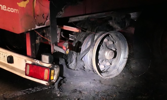 FW-DO: LKW-Anhänger gerät während der Fahrt auf der A2 in Brand