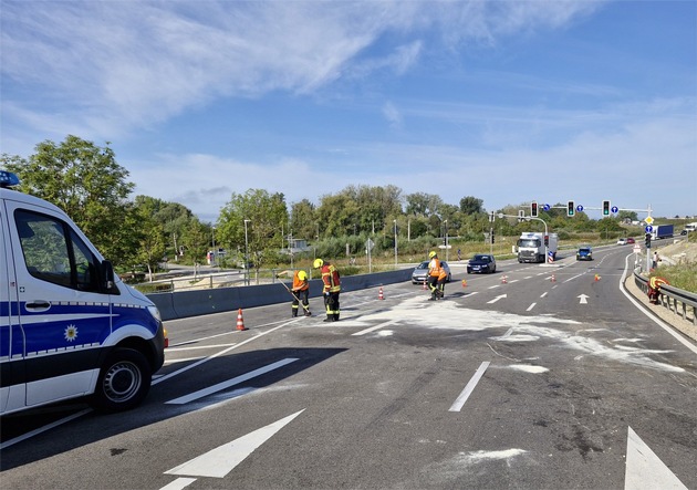 FW Reichenau: Verkehrsunfall nach Kollision von zwei PKW, B33 - Reichenau/Hegne