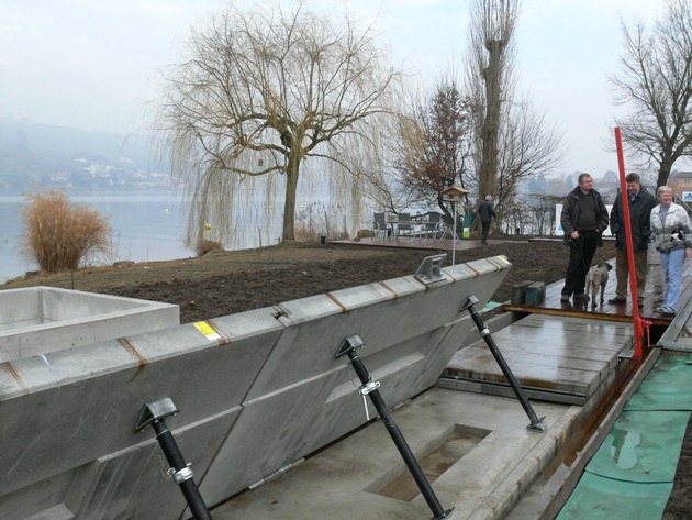 Aeschlimann Hochwasserschutz AG: Prävention am See - Aufklappbare Betonelemente schützen Haus in Küssnacht