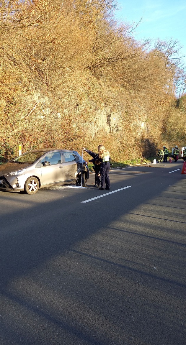 FW-EN: Mehrere Verletzte bei Verkehrsunfall - Handwerker stürzt am Abend Hang hinab