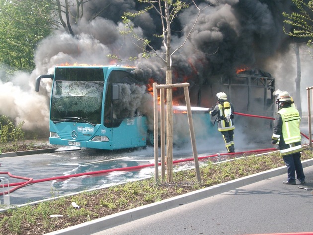 POL-F: 060509 - 0516 Heddernheim: Linienbus ausgebrannt