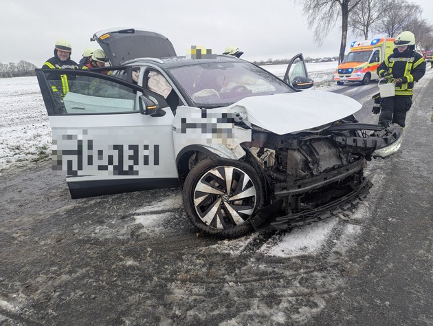 POL-STD: Drei Autoinsassen bei Unfall auf der Landesstraße 127 zwischen Kammerbusch und Apensen