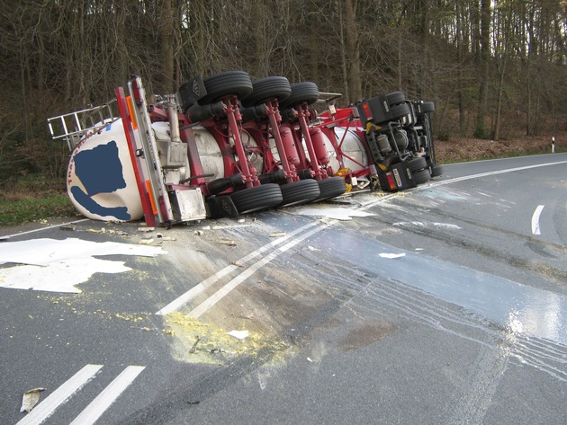 POL-HOL: Gemarkung Eschershausen - Kurvenverlauf Schelenhufe:  Überholverbot für LKW - Verkehrssicherheitskommission reagiert auf umgekippte LKW -