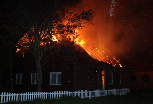 POL-MI: Bauernhaus wird Raub von Flammen