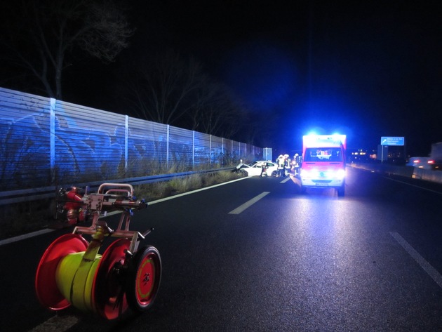 FW-MH: Pkw-Unfall auf der A-40 in Fahrtrichtung Duisburg