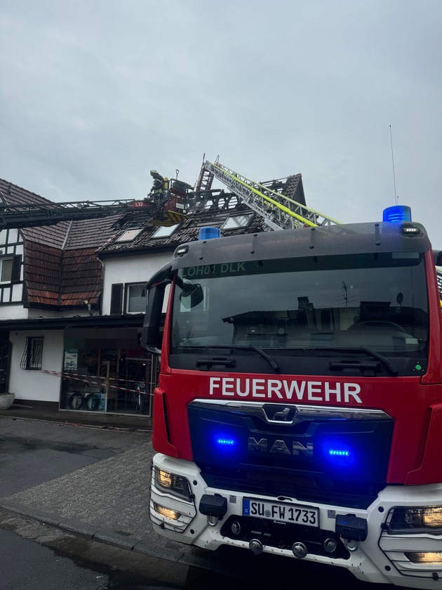 FW-Lohmar: Dachstuhlbrand in Lohmar-Agger - Großeinsatz der Feuerwehr