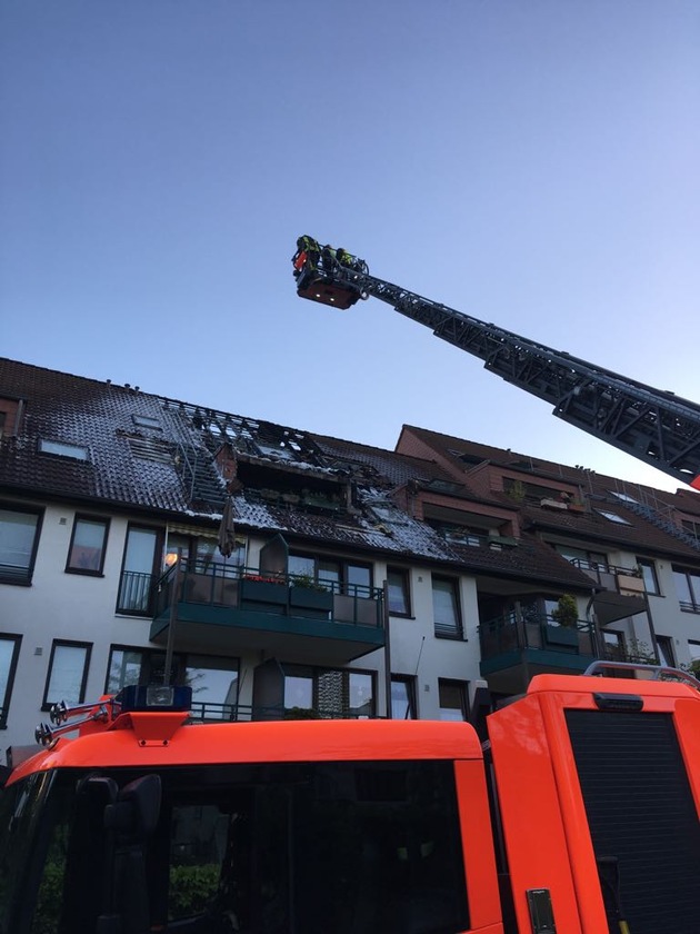 FW-GL: Dachstuhlbrand in Mehrfamilienhaus im Stadtteil Refrath von Bergisch Gladbach