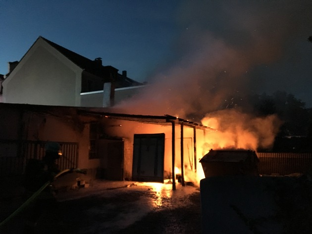 FW-MH: Brand im Hinterhof eines Gewerbebetriebes