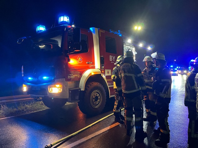 FW-E: Linienbus durchbricht Leitplanke - glücklicherweise nur zwei leicht verletzte Personen