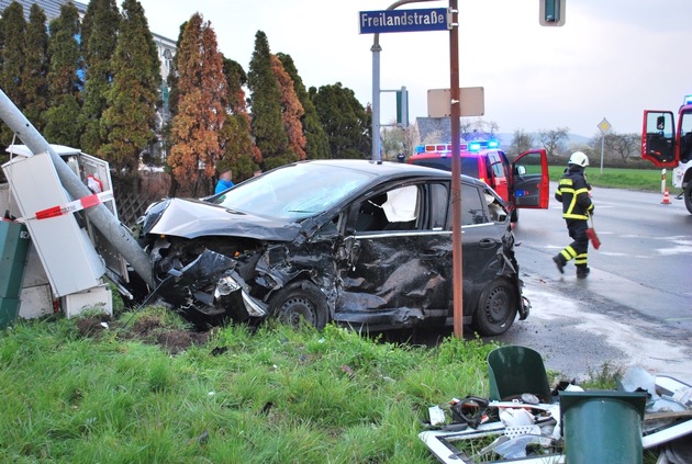FW-MK: Schwerer Verkehrsunfall auf der Einsatzfahrt