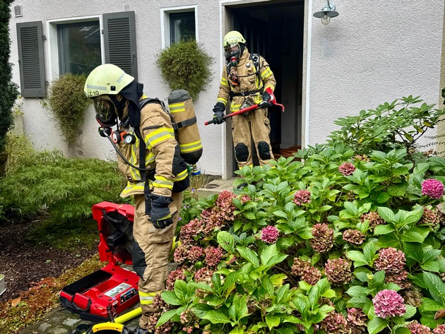 FW-GL: Einfamilienhaus im Stadtteil Kippekausen nach Kellerbrand vorübergehend unbewohnbar