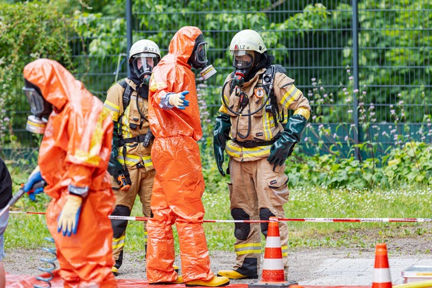 FW-GL: Ammoniakaustritt in Nebengebäude des Evangelischen Krankenhauses - Feuerwehr Bergisch Gladbach im Gefahrstoffeinsatz