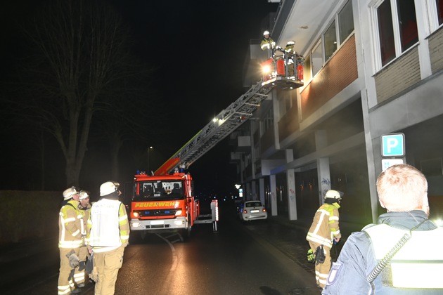 POL-STD: Feuer im Eingangsbereich eines Wohn- und Geschäftshauses in Stade schnell gelöscht