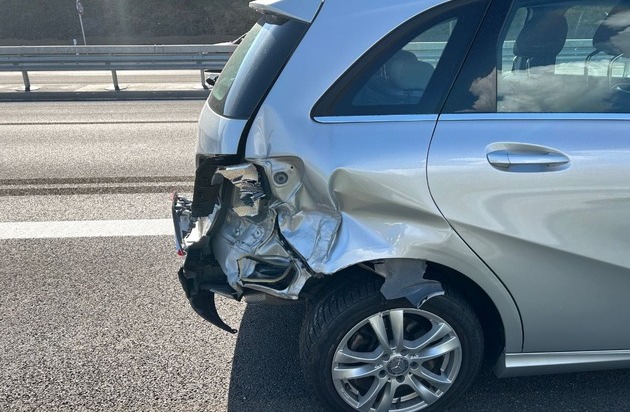 POL-PDLD: B10/LD-Godramstein - Verkehrsbehinderung durch Auffahrunfall