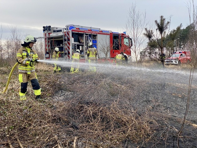 FW-MK: Kleiner Waldbrand und ein ausgelöster Heimrauchmelder beschäftigten die Feuerwehr Iserlohn