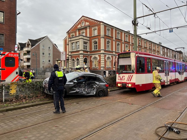 POL-DU: Alt-Hamborn: Beim Wenden mit Straßenbahn kollidiert - Drei Verletzte