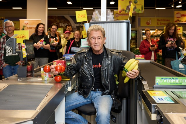 Peter Maffay engagiert sich ehrenamtlich an Netto-Kasse in München