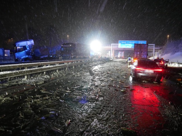 POL-ROW: ++ Wintereinbruch führt zu mehreren Verkehrsunfällen im Landkreis Rotenburg ++ Schwerer Unfall auf der A1: Fischladung verteilt sich über beide Fahrbahnen ++